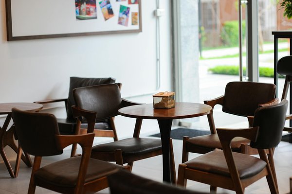 Come cucinare un polpettone ripieno di prosciutto e mozzarella con salsa di pomodoro?