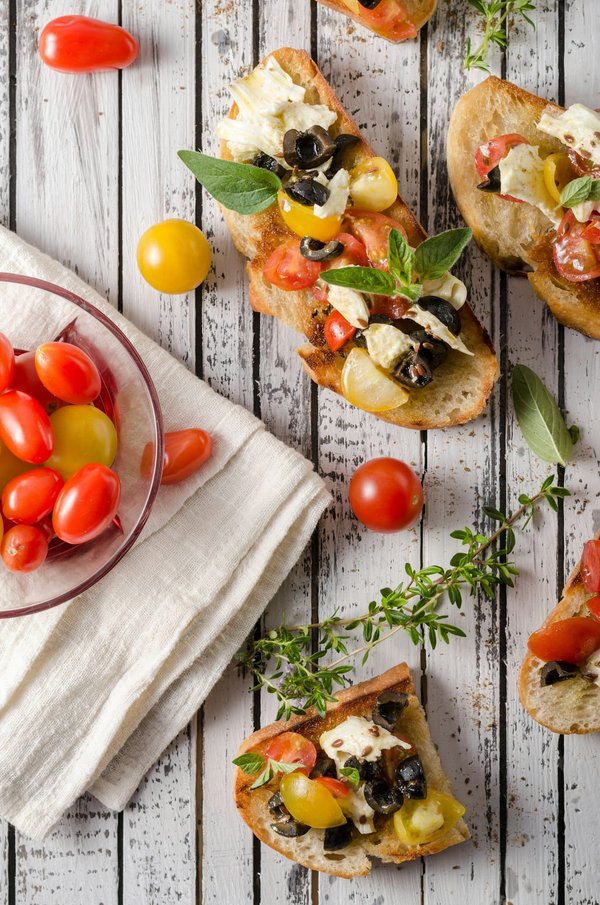 Qual è il metodo per preparare una crema di carciofi da spalmare su crostini di pane?