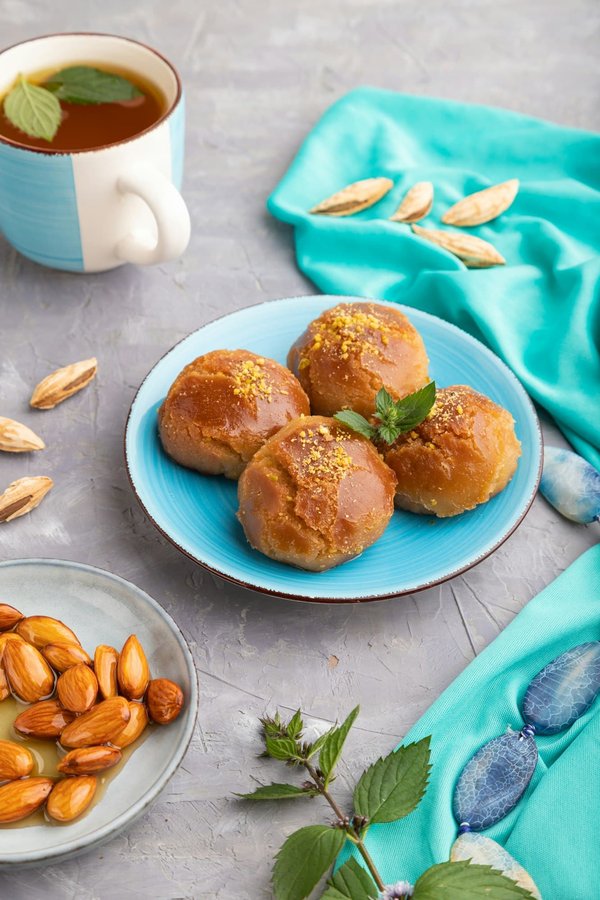 Come si prepara un dessert di pere al vino rosso con spezie e gelato alla vaniglia?