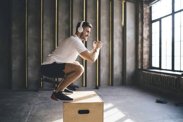 Come personalizzare gli esercizi di plyometrics per velocisti nell'atletica leggera?